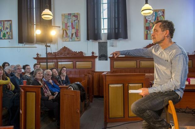 Volle kerk Woltersum beleeft zoektocht burn-out met Bram Bakker
